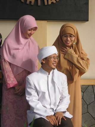 aagym2.jpg Aa Gym with his 2 wives.jpg