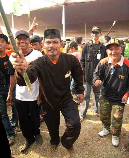 Members of a Jakarta gang enjoy a ‘dangdut’ music performance / Ian Wilson